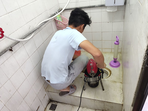 简阳管道堵塞冒臭气 专业师傅现场解决问题