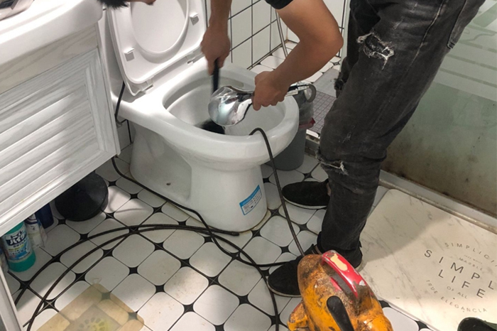 简阳马桶堵塞自己疏通还是找师傅?专业上门服务让你省时更省心